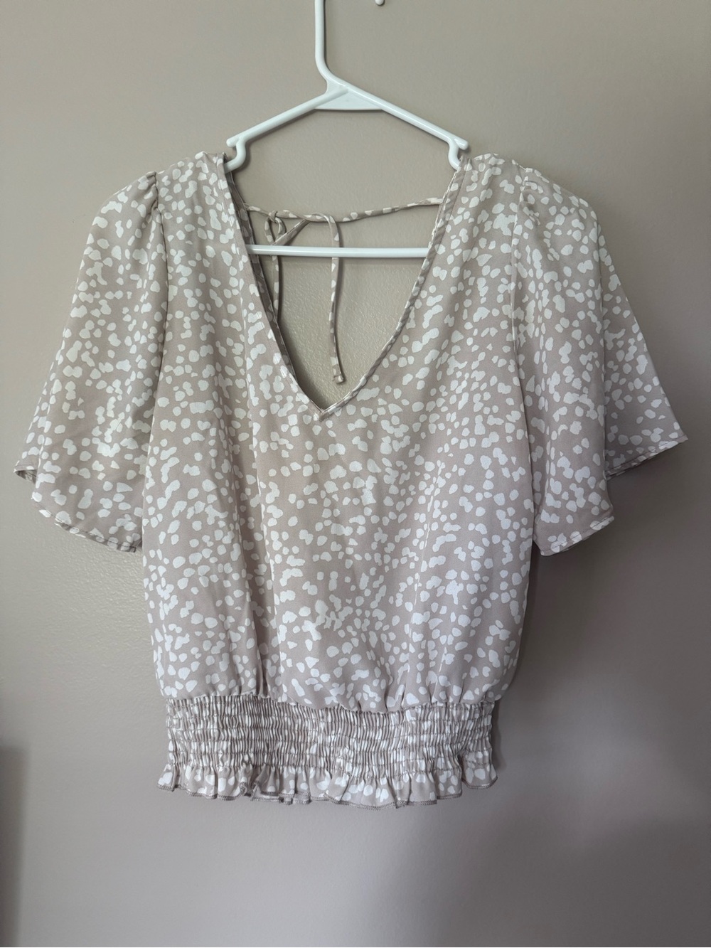 nine britton Taupe & White Printed V-Neck Smocked Waist Blouse